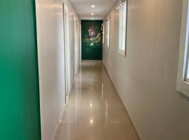 EMARALD TOWER LODGE, hotel v destinaci Kasaragod