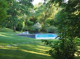 Le Haut Puits Amboise Tours piscine dans grand parc, hotelli kohteessa Reugny