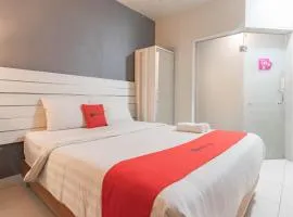 RedDoorz Plus near Asia Afrika 3