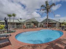 Relaxed Poolside Living in a Resort-style Setting, hotel dengan kolam renang di Safety Beach