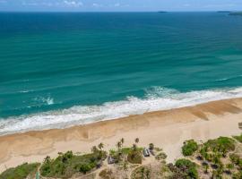 Ultimate beach villa with private pool, hotel v destinaci Arossim-Cansaulim
