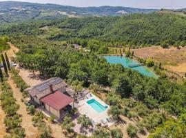 Villa with pool and hot tub, hotel in Doglio