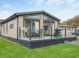 Belvedere Lodge, Shorefield Country Park, Shorefield Rd, Milford on Sea, Lymington SO41 0LH, cabin in Lymington