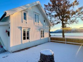 Nordland House-Breathtaking View-Central Location, holiday home in Sortland