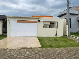 Casa com piscina em condomínio