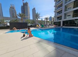 Elegant 1 BDR apt very close to JBR Beach & Marina Walk I Skyview Tower, hotel cerca de Dubai Marina 1 Tram Station, Dubái