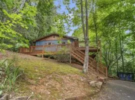 Serene Forest View- Hot Tub- Pet Friendly With Fenced Yard