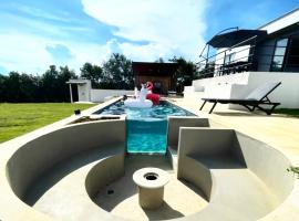 Hermosa Villa con piscina, casa rústica em Los Santos
