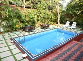 4BHK Private Pool villa in North Goa and Kayaking nearby!!, готель біля визначного місця Залізнична станція Тівім, у місті Moira
