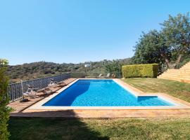 Casa no Campo com vista mar, hotel with parking in Loulé