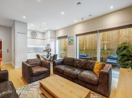 Large Modern One Bedroom Apartment (nearly 800 ft), hotel din apropiere 
 de Stația de metrou Gunnersbury, Londra