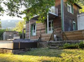 Maison au bord de l'eau avec Jacuzzi, vikendica u gradu 'Millau'