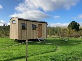 Shepherd's Huts in Barley Meadow at Spring Hill Farm, glamping en Oxford