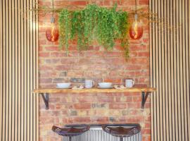 Seaside spacious 4 BR Nr Town centre pet friendly sailing & open golf course โรงแรมที่มีอ่างน้ำอุ่นในเวสต์เคอร์บี