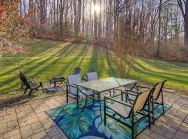 Virginia Escape with Patio and Fire Pit, Near Hiking!, cabana o cottage a Wytheville