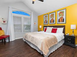 Deluxe Paradise - 3 King Beds + Fast Wifi + FREE Parking, hotel in Raymore
