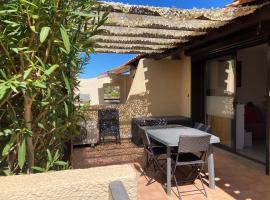 Village naturiste - Port-Vénus villa n°45 avec piscine, khách sạn ở Cap d'Agde