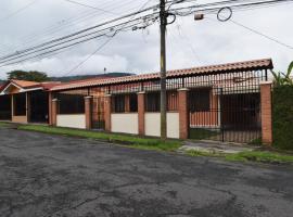 SERENITY HOME H Y M, apartmen di Turrialba