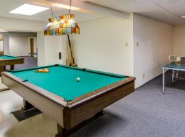 Overland Park Family Home with Game Room and Backyard!, hotel en Overland Park