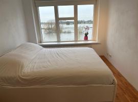 Mooie kamer uitzicht op de ijssel/ Nice room with beautiful view of the Ijssel river, hotel in Wijhe