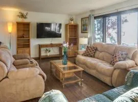 7 Mi to Munsinger Gardens Sartell Home with Deck