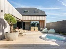 Downsea - Luxury Seaside Home with Hot Tub