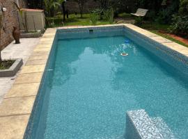 Casa con piscina y parque, hotel em Garupá