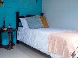Lolas Hostal Hab. 2 (Baño Compartido), habitación en casa particular en San José