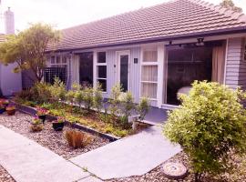 Peaceful Pukerua Bay, hotel with parking in Pukerua Bay