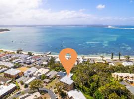 Blue Waters 4, 59 Ronald Ave - water glimpses from the balcony and living area, hôtel à Shoal Bay