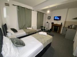 Cosy 3BD Guesthouse w/ Private Bathrooms, hotel a Northampton