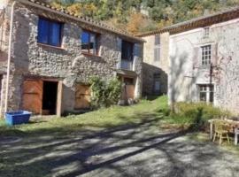 Le gîte sylvestre, maison rurale, family hotel in Saint-Jean-de-Paracol