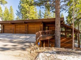 Tahoe Pines, enjoy the outdoors this home has to offers、インクライン・ビレッジのゴルフ場併設ホテル