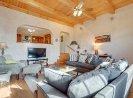 Santa Fe Sanctuary Fireplace and Outdoor Kitchen!, holiday home in Santa Fe