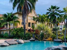Luxury 2 Bedroom apartment, Treetop views, Resort with 4 swimming pools, hotell i Cairns North