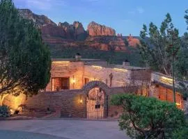 As Seen in Conde Nast Traveler - Modern Luxury - Epic Red Rock Views - Private Trail Access - Sauna, Steam Room, Hot Tub, Pool and Wellness Services