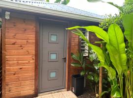 Joli bungalow fleuri, hotel v destinaci Les Abymes