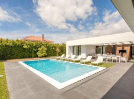 Luxurious 5 bedrooms and with pool, hotel u gradu Fernao Fero