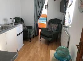 Private cozy 1 bedroom apartment SW London, hotel di Hanworth