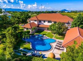 Luxurious 6 Bedroom Mansion Close To Beach CAS, hotel med parkering i Ban Bang Sai Yoi