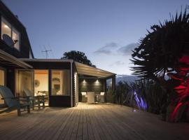 Chester Cottage Beachfront, holiday home in Oakura