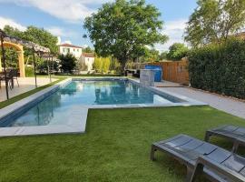 Maison en Provence avec piscine et spa, hotel in Lagnes