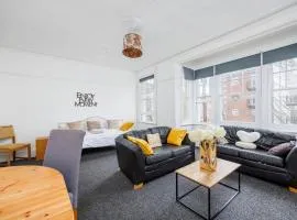 Bright & Spacious 2BR Near Westcliff Beach & High St by Everhome Ltd