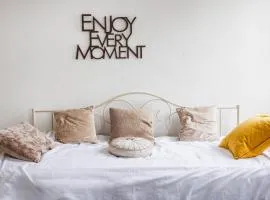 Bright & Spacious 2BR Near Westcliff Beach & High St by Everhome Ltd