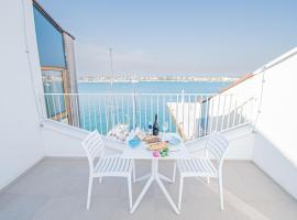 Apartment seafront Umag center old town seaview 4, kh&aacute;ch sạn ở Umag