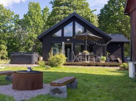 Newly built cottage with jacuzzy and sauna, hotel com estacionamento em Älmhult