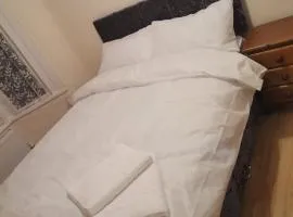 Single Room near London Seven Kings Train station