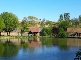 Chalet au bord d'un étang, près d'une ferme pédagogique, zelfstandige accommodatie in Château-Voué