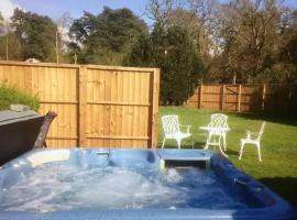 Cosy Countryside Cottage - Hot Tub & Dog friendly, hotel with jacuzzis in Castle Rising