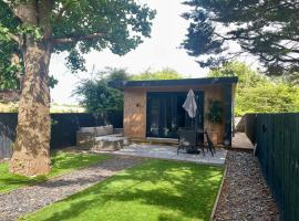 1 bedroom rural cabin retreat with hot tub in Hambrook close to Bristol city centre, viešbutis Bristolyje